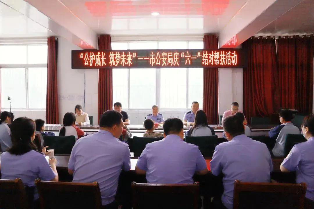 六一晚会快乐成长_聚焦一线主持人_民警爆笑视频教防骗